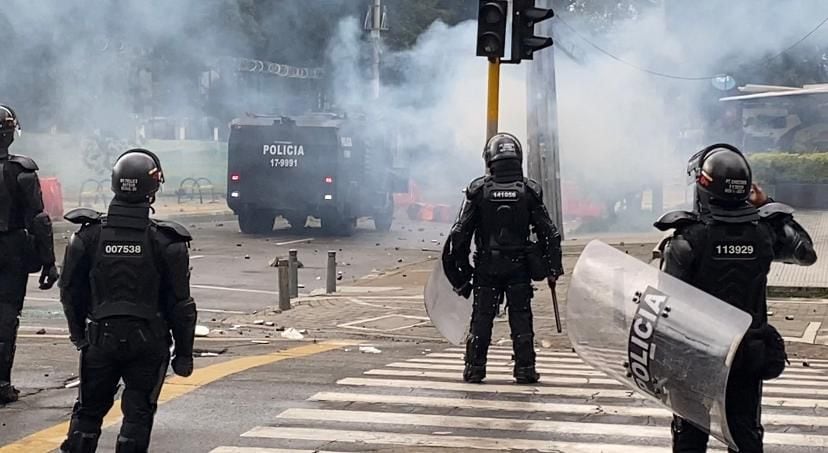 Se presentan disturbios en la Universidad Pedagógica. Encapuchados lanzan elementos contundentes a uniformados del Esmad.