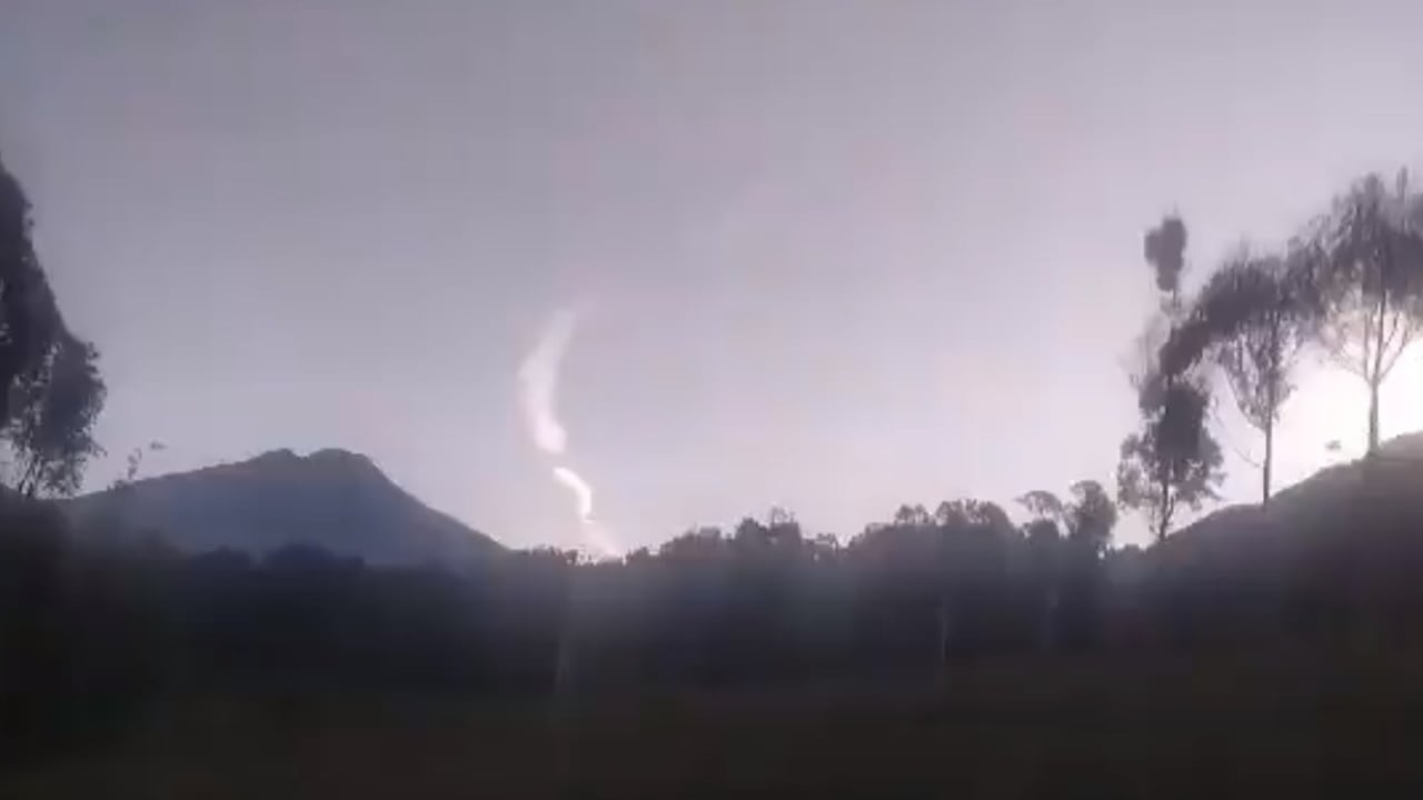 La humarada es del sitio donde cayó la aeronave