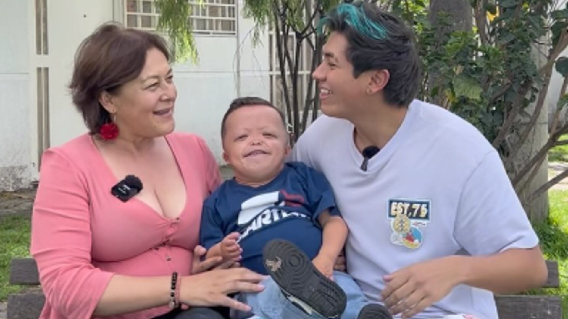 La pareja presentó a su primer "hijo" en medio de una pataleta por hambre. Foto: Instagram @jimvelasquezoficial.