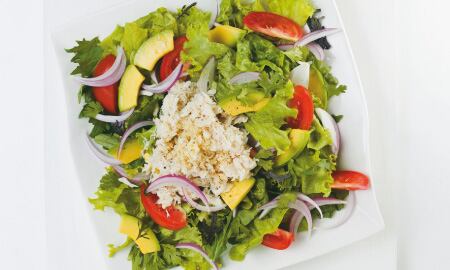 Consumir alimentos de fácil digestión ayudan a combatir la halitosis.