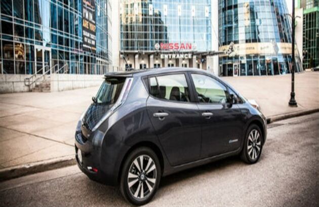  Nissan Leaf: Cuenta con cámara trasera en color, pantalla táctil de 7 pulgadas y navegación inteligente o llave inteligente. (Crédito: motorfull.com)