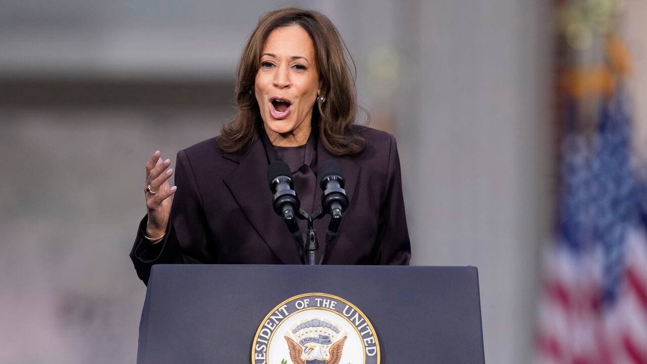 Kamala Harris fue recibida por aplausos y gritos en Washington.