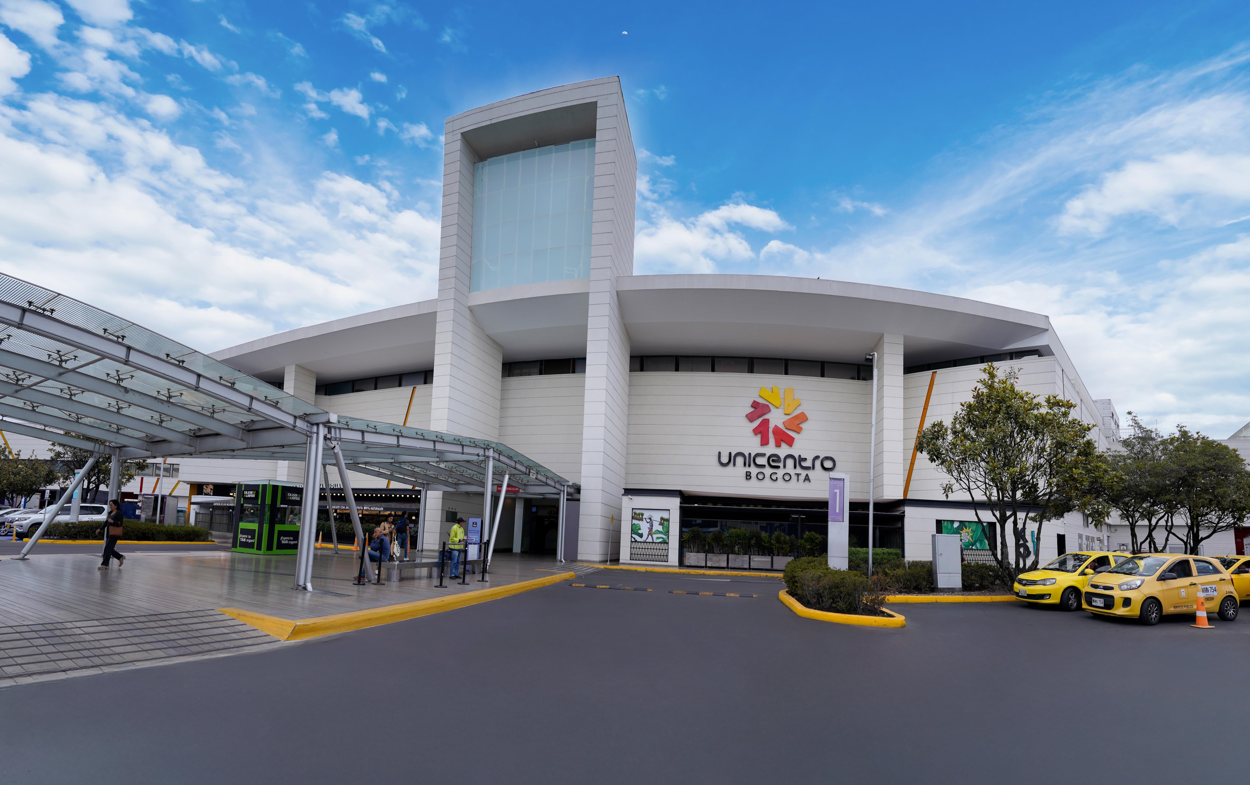 Desde 2020 impulsa El Poder de Dar una Mano, una iniciativa que fortalece el tejido empresarial al apoyar a emprendedores emergentes.