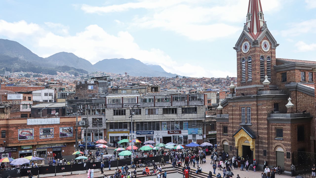 Misa en la Iglesia del 20 de Julio y comercio alrededor. 20 de Julio Semana Santa 2021