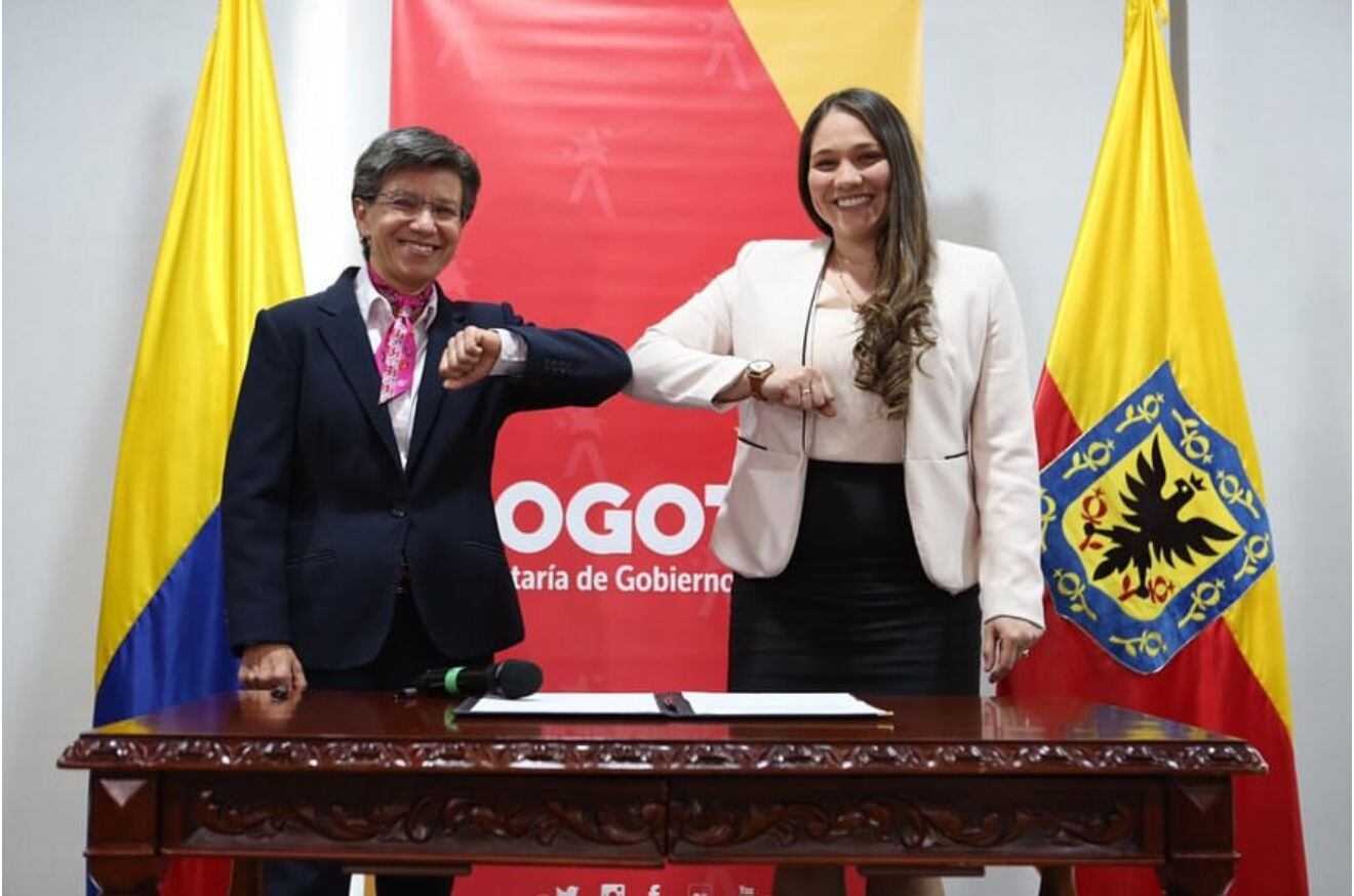 Ángela María Moreno junto a la entonces alcaldesa de Bogotá, Claudia López
