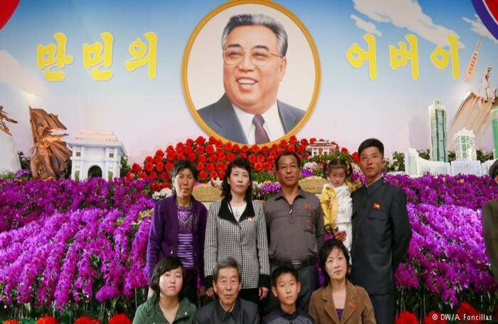 El culto a la personalidad alcanza el paroxismo con la kimjongilia y la kimilsungia, las flores en honor del padre y el abuelo del actual dictador. En esta exposición floral, los trabajadores de diferentes ministerios y universidades han llevado las flores plantadas en sus puestos de trabajo. Foto: DW