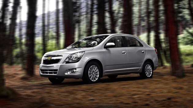Chevrolet mejora el equipamiento de su sedán Cobalt al incluirle una caja automática con opción de mando semisecuencial.