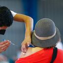 Un trabajador médico le inyecta a una mujer una dosis de la vacuna rusa Sputnik V contra el COVID-19 el miércoles 24 de febrero de 2021, en el Palacio de los Deportes, distrito de Iztacalco, en la Ciudad de México. (AP Foto/Rebecca Blackwell)