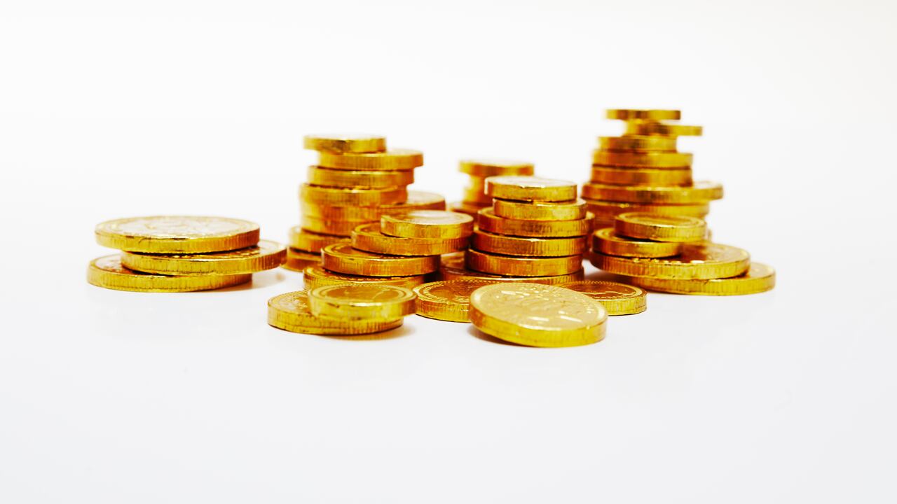 Hay rituales que pueden hacerse con monedas para atraer riqueza.