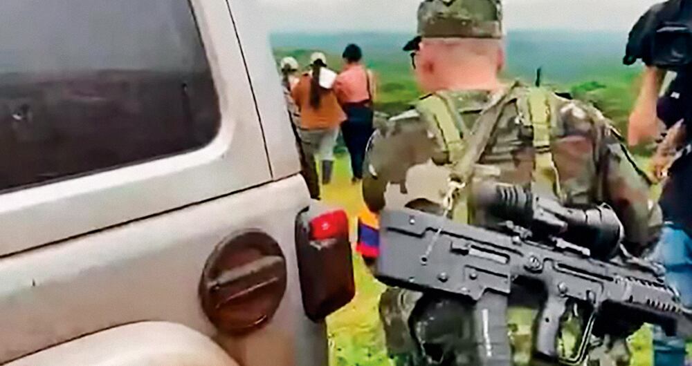 Los guerrilleros han arremetido contra los soldados.