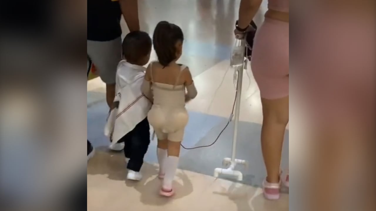 La niña tenía un overol simulando una faja para recién operados.