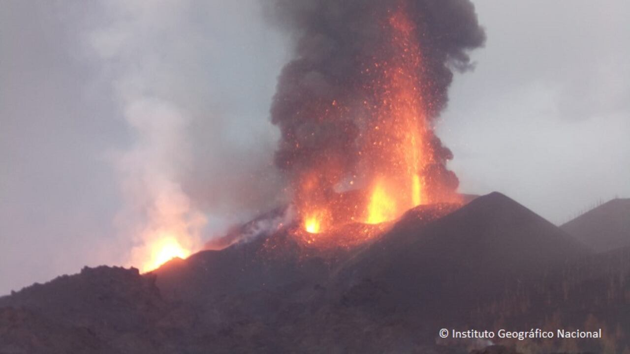 La altura de la fuente de lava en es de aproximadamente 600 metros, según el Instituto Volcanológico de Canarias