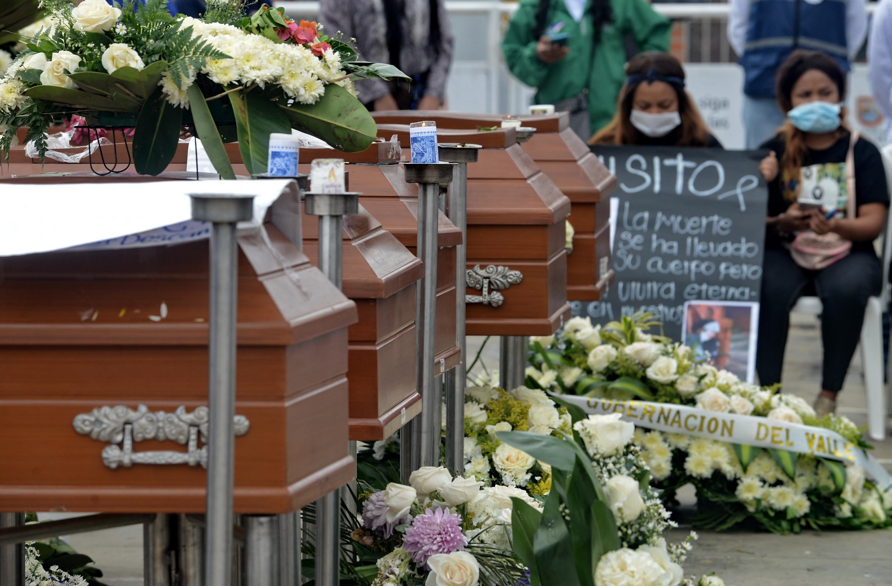Último adiós a los cinco niños asesinados en un cañaduzal frente del barrio Llano Verde.