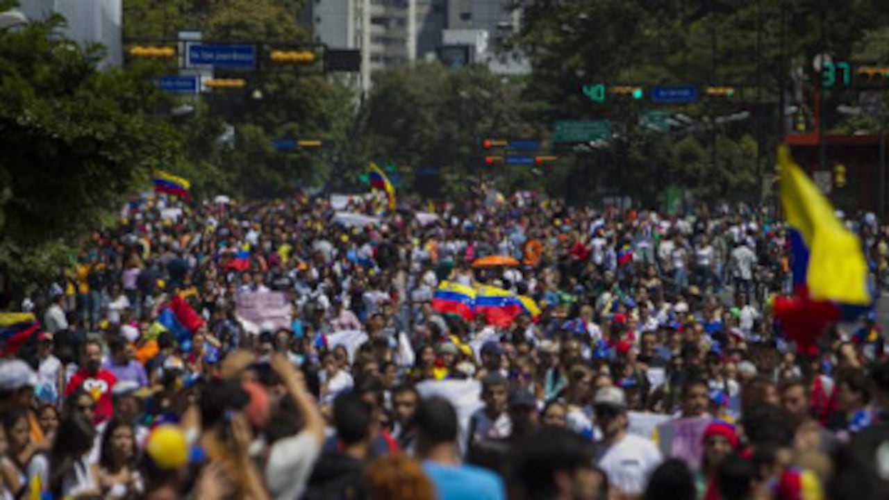 El costo de un servicio funerario en Venezuela, aunque "hay una gran variedad de precios", añadió, fluctúa entre los 10.000 y 15.000 bolívares el más económico, equivalente a entre 1.587 y 2.380 dólares a la cotización de 6,30 bolívares por dólar, la menor de las tres tasas que registra el mercado cambiario oficial venezolano.