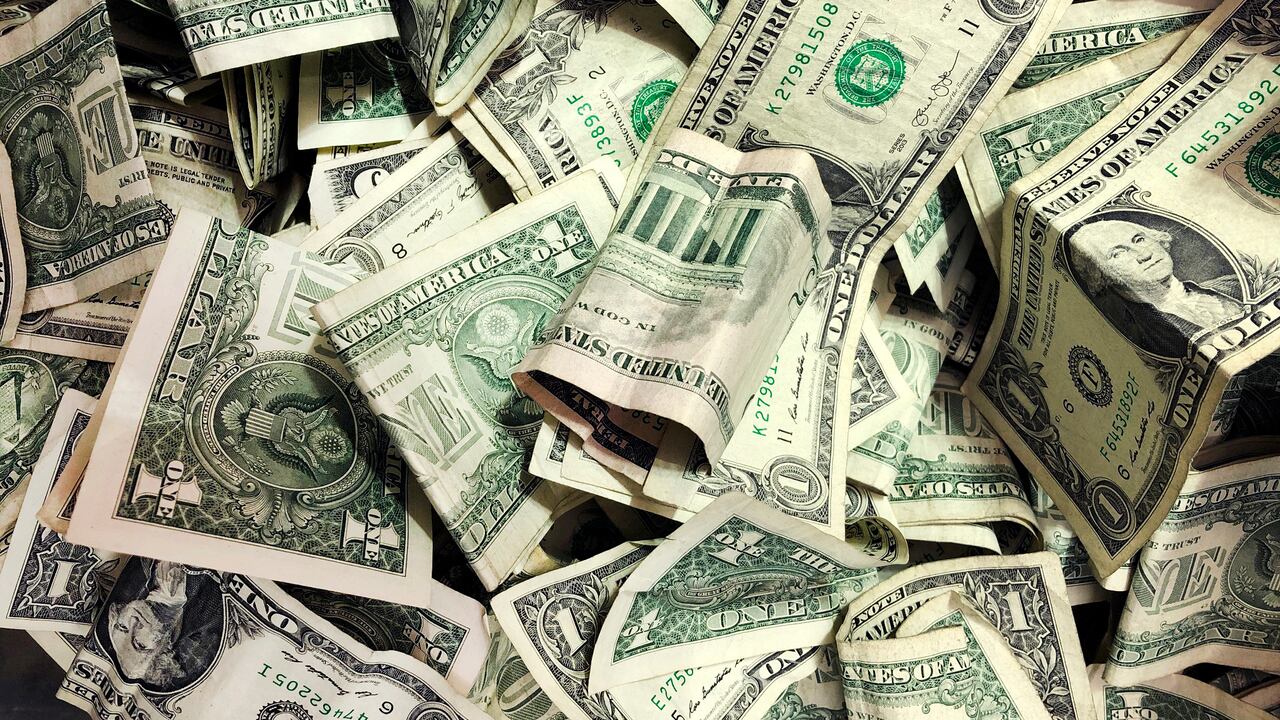 Dólares. (AP Photo/Mark Lennihan, File)