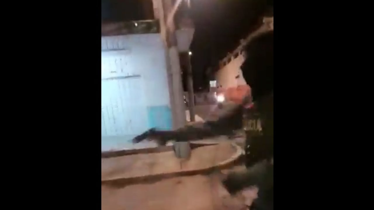 El uniformado desenfundó su arma y disparó contra el piso.