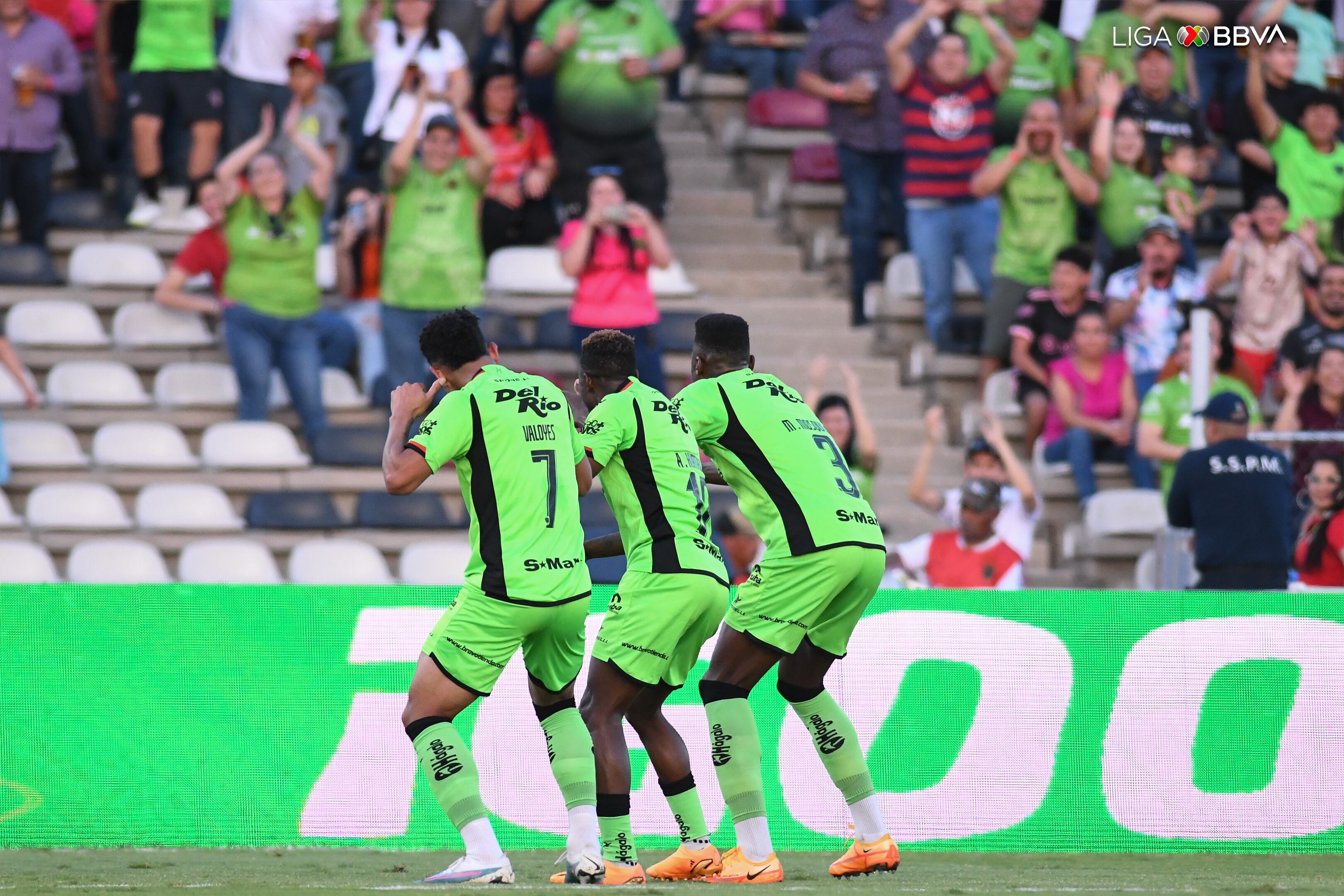 Valoyes festeja con sus compatriotas en el Juárez