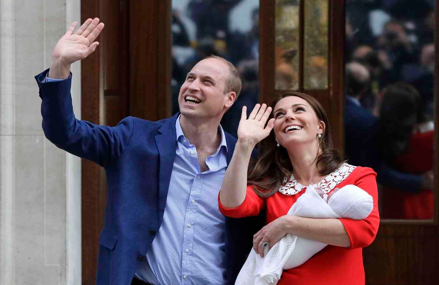 Reino Unido  El bebé real  El príncipe William y Kate, la duquesa de Cambridge, saludan a la prensa mientras cargan a su hijo recién nacido.  AP/ Kirsty Wigglesworth 