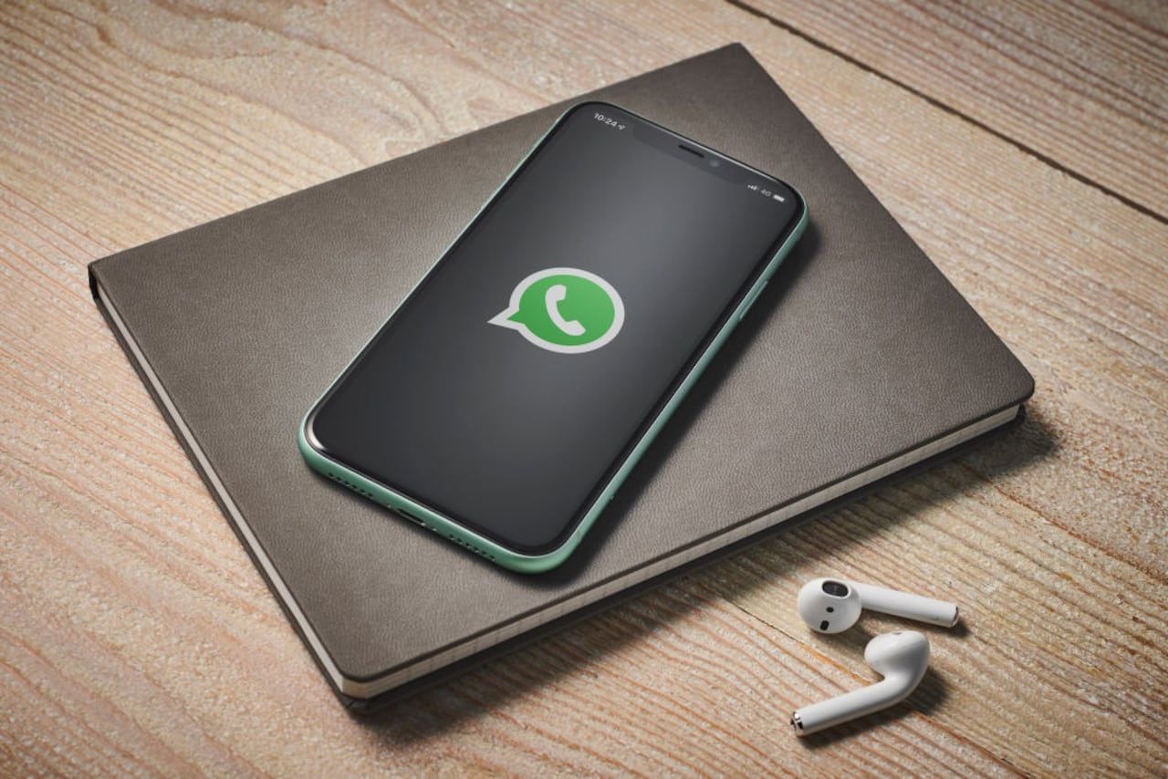 La actualización de WhatsApp para iOS incluye controles avanzados para la reproducción de videos, ofreciendo a los usuarios opciones como acelerar o ralentizar el contenido visual según sus necesidades.