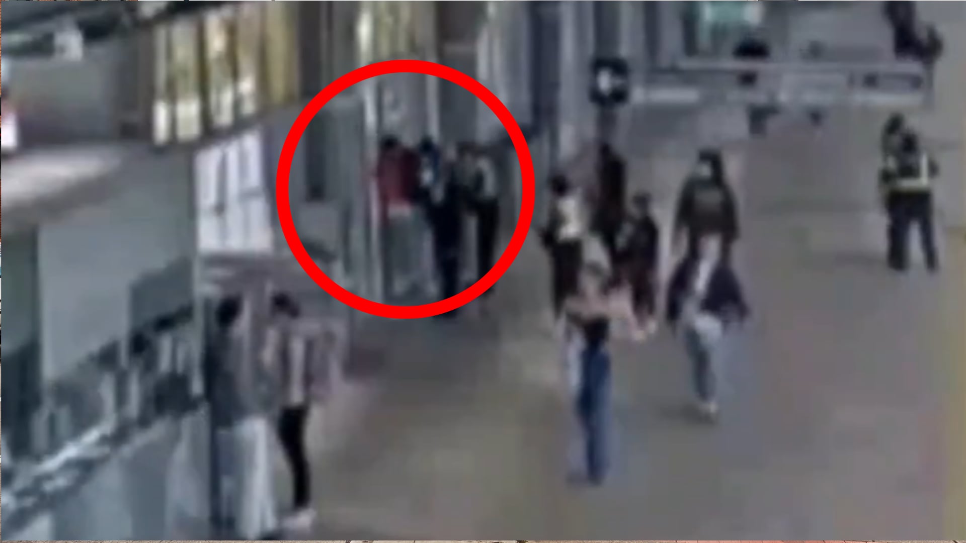 El hombre intentó evadir a las agentes en el lugar, pero su comportamiento levantó sospechas.