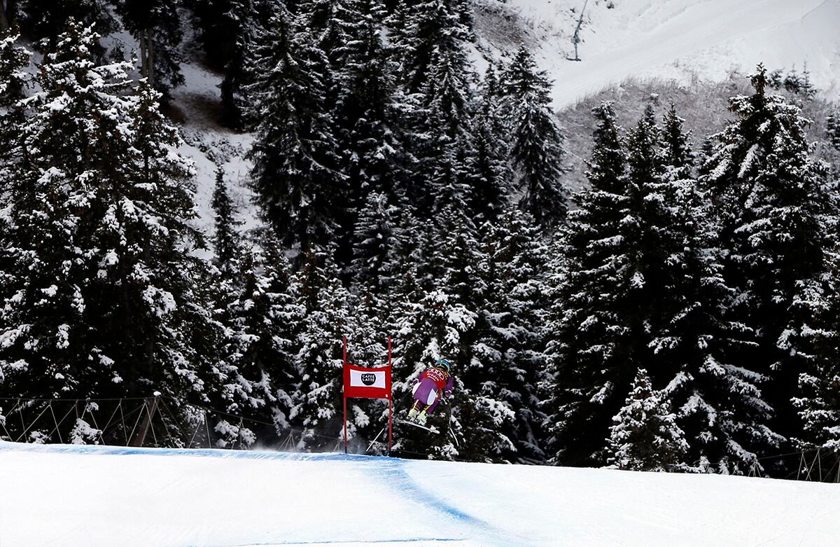 El noruego Kjetil Jansrud realiza un salto durante el entrenamiento para la Prueba masculina élite de downhill en Val Gardena, Italia. (AP)