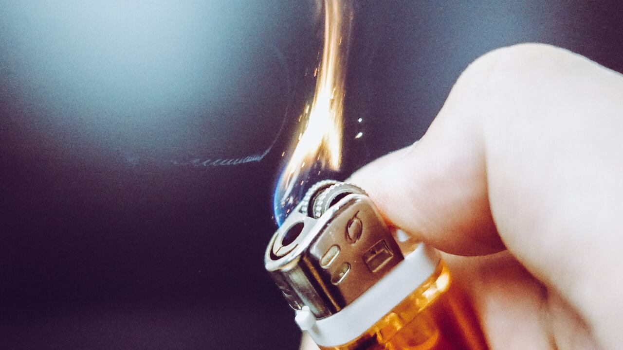 El hombre le habría prendido fuego con un encendedor.