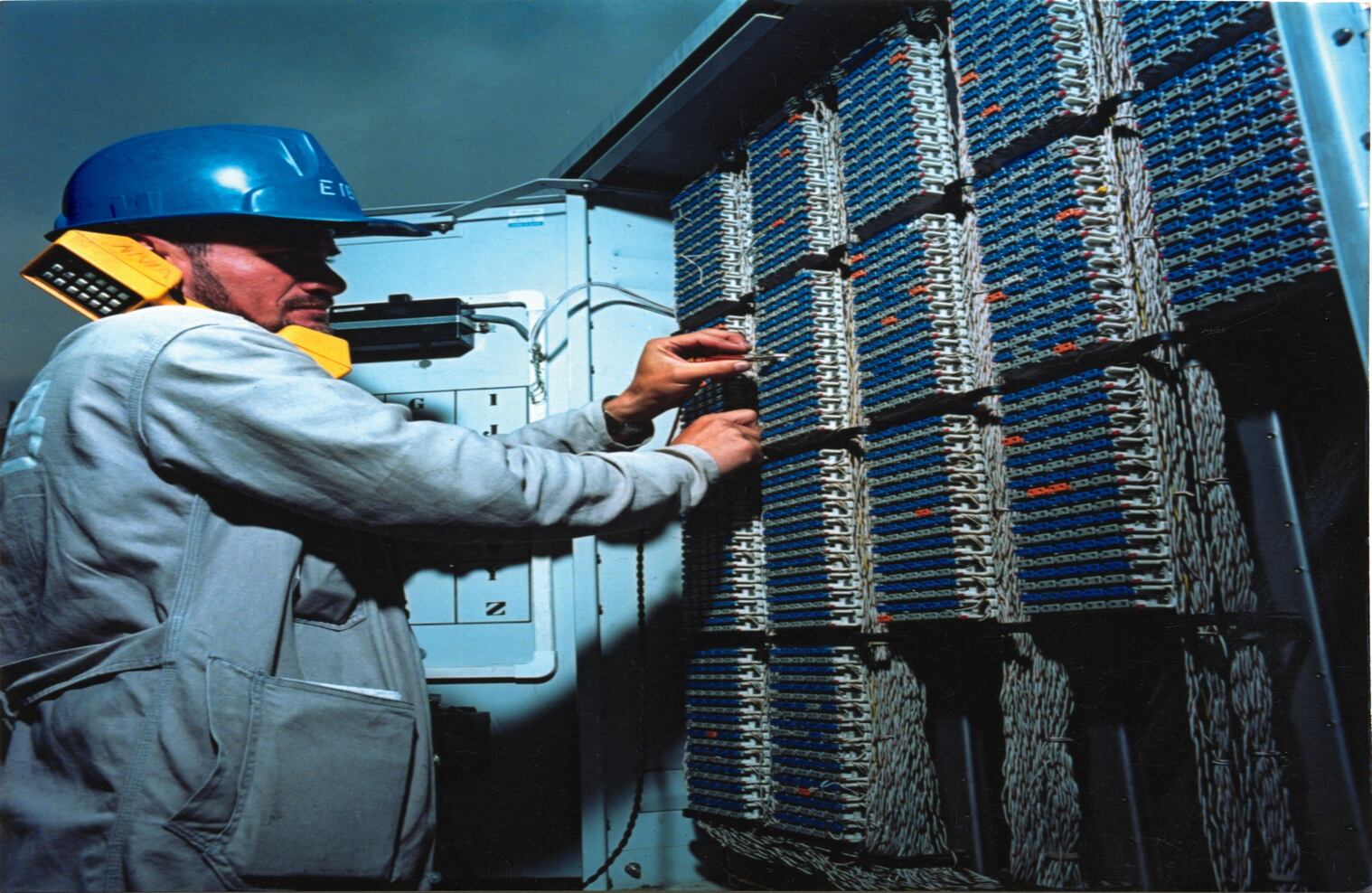 Mientras las operarias contestaban las peticiones de los usuarios, los operarios se encargaban de la parte técnica para conectar las llamadas.