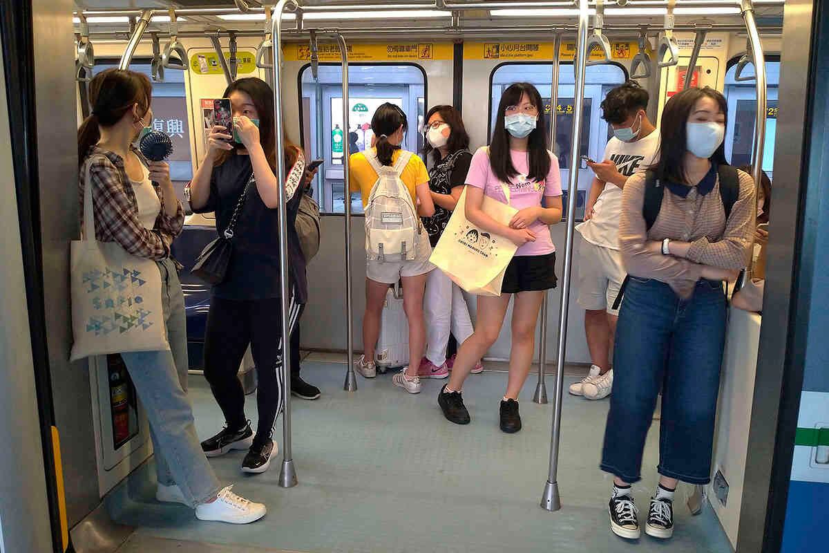 Los pasajeros usan tapabocas para protegerse contra la propagación del coronavirus en un tren en Taipei, Taiwán. (Foto AP / Chiang Ying-ying)