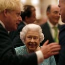 La reina de Inglaterra, Isabel II, y el primer ministro británico, Boris Johnson, a la izquierda, saludan a los asistentes a una recepción en la Cumbre Global de Inversiones en el Castillo de Windsor, Inglaterra, el martes 19 de octubre de 2021. (AP Foto/Alastair Grant, Pool)
