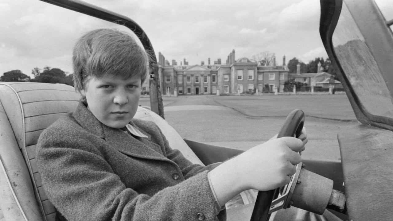 El joven Charles Spencer, vizconde de Althorp y más tarde el noveno conde Spencer, ahijado de la reina Isabel II y hermano de Lady Diana Spencer.