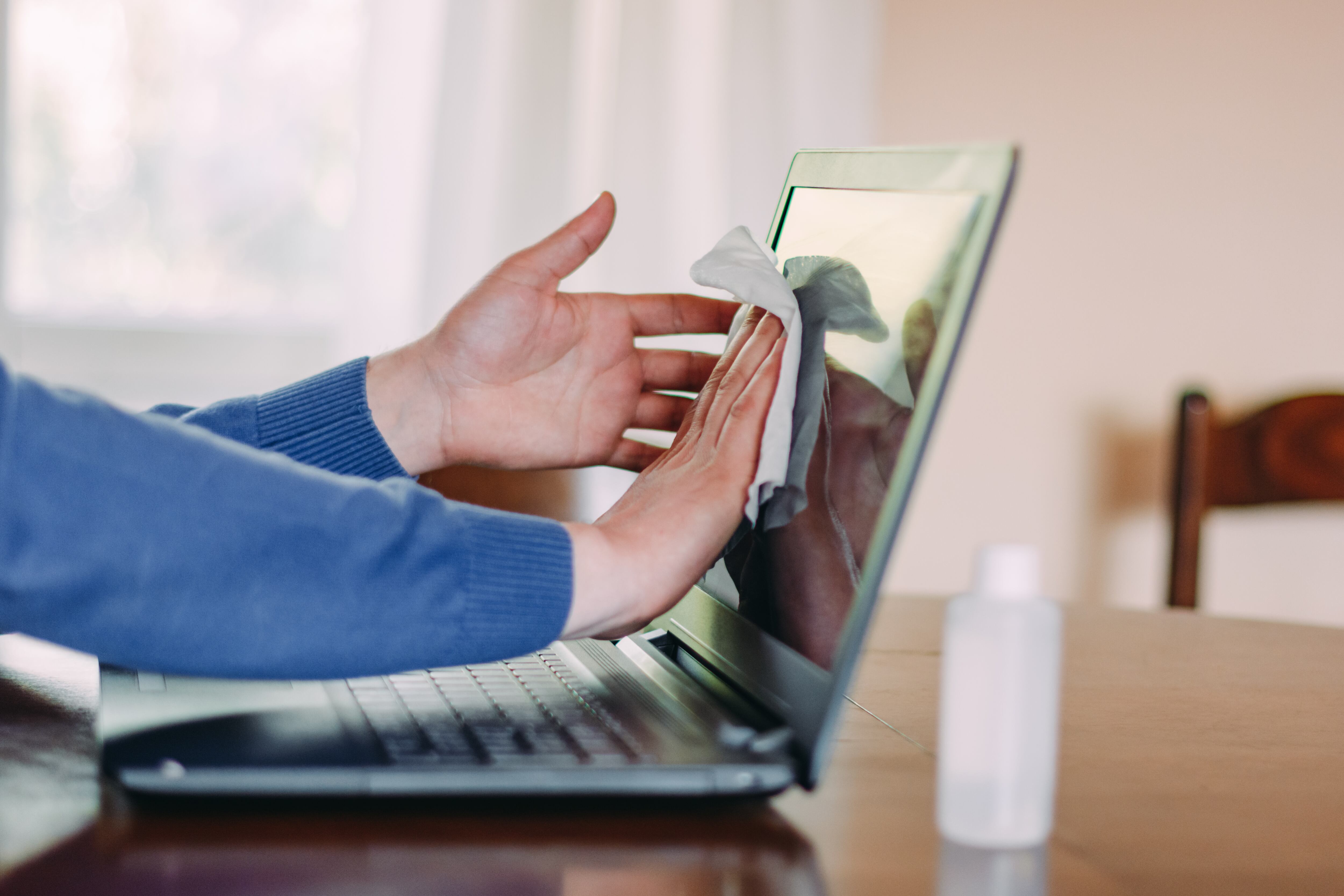 Las huellas dactilares, el polvo, las manchas y otras suciedades pueden afectar la visibilidad de la pantalla.