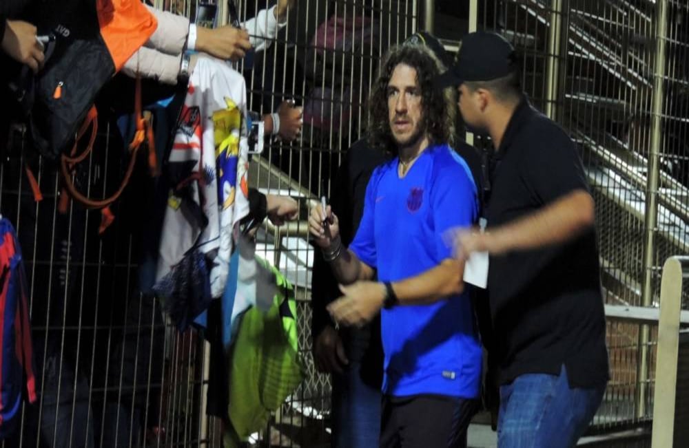 Carles Puyol, uno de los mejores defensas que tuvo el F.C Barcelona entre 1999 y 2014, fue uno de los jugadores más aclamados por la hinchada bogotana durante el partido de entrenamiento en el centro recreativo de Compensar. El excapitán del Barsa participará en el juego de exhibición frente a las leyendas de la Selección Colombia en el estadio El Campín, este jueves. Foto: Sophia Gómez / SEMANA