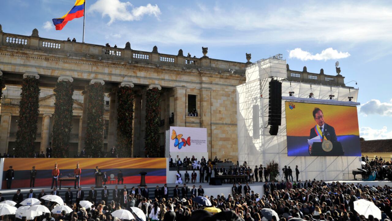 El presidente de Colombia, Gustavo Petro, habla durante la inauguración presidencial en la Plaza Bolívar el 7 de agosto de 2022 en Bogotá, Colombia (Foto de Guillermo Legaria/Getty Images)