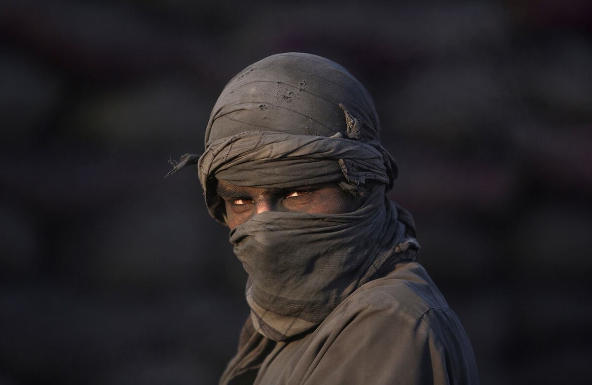 Un trabajador de una mina de carbón afgana se toma un descanso de su jornada. La foto fue tomada en las afueras de Kabul, Afganistán. (AP)