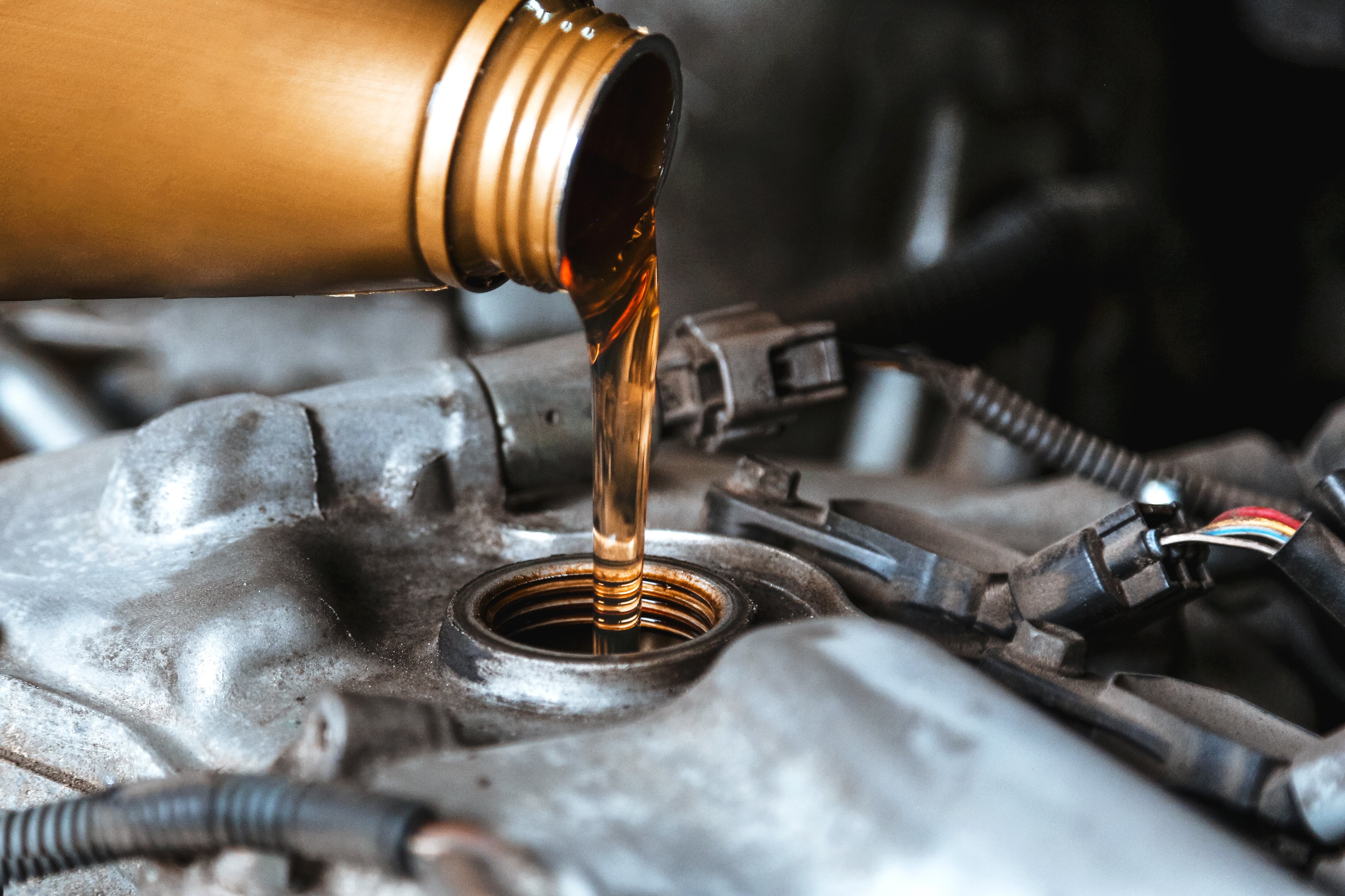 Ruidos extraños y humo en el escape pueden ser señales de un aceite deteriorado.