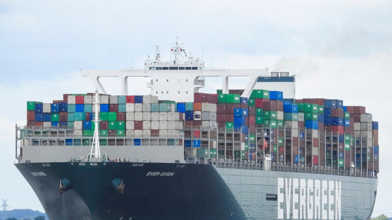 En esta imagen del 29 de julio de 2020 se ve el MV Ever Given cerca de Hamburgo, Alemania. (Axel Rutte via AP)