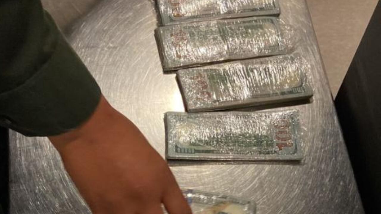 Extraño bulto en el pantalón lo delató: viajero escondió 60.000 dólares en sus calzoncillos
