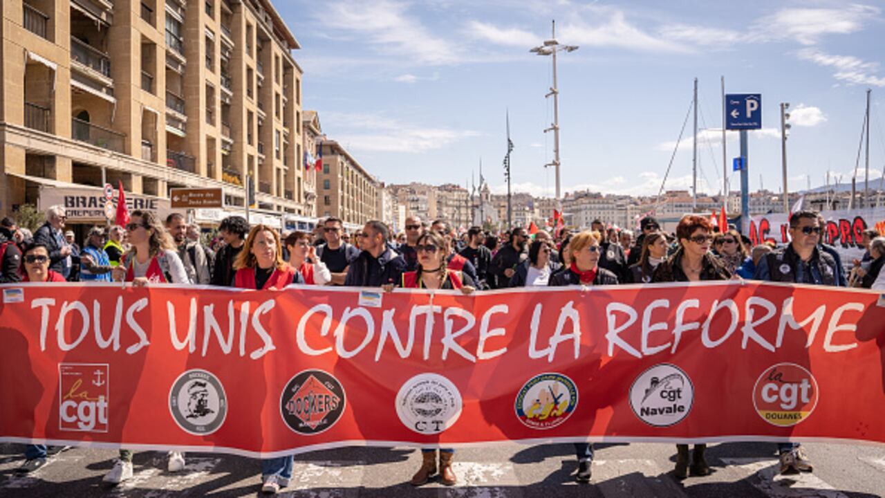 Manifestantes de la Confederación General de Trabajadores. Protesta contra la reforma pensional en Marsella, Francia, 6 de abril de 2023.