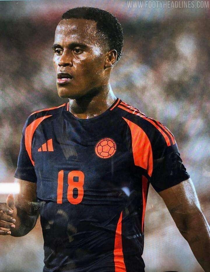 Jhon Arias, jugador de la Selección Colombia, visitando la nueva camiseta de visitante