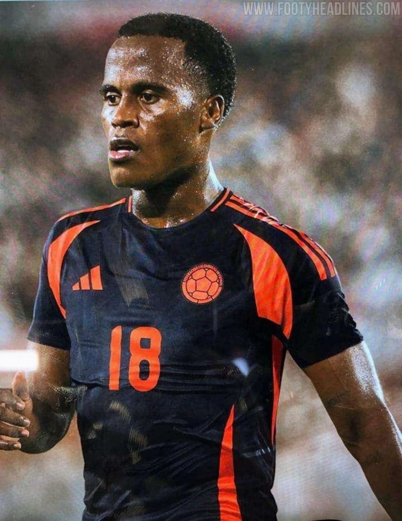 Jhon Arias, jugador de la Selección Colombia, visitando la nueva camiseta de visitante