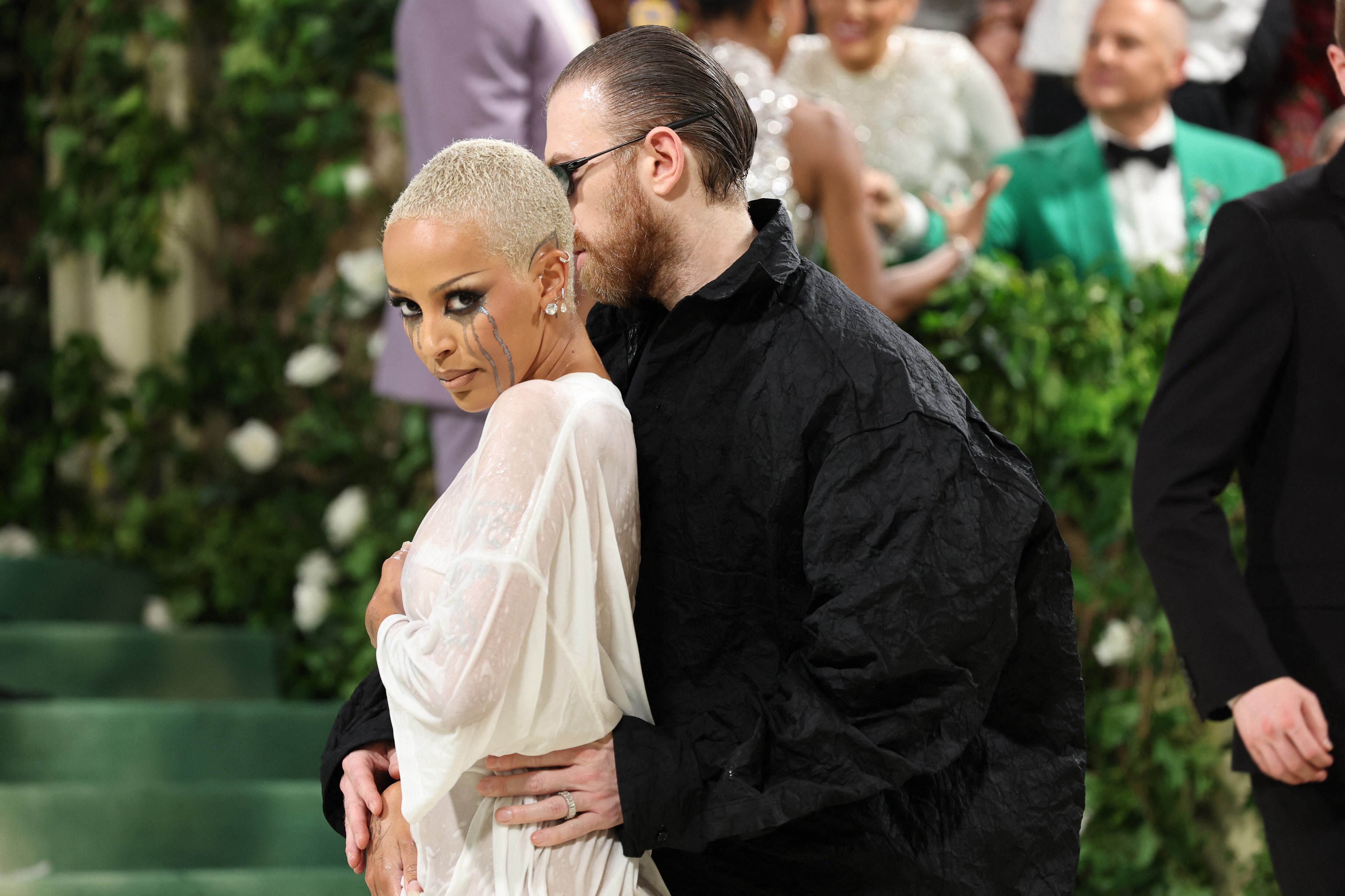 Doja Cat genera polémica con su look en la Met Gala; en redes aseguran que no lo entienden