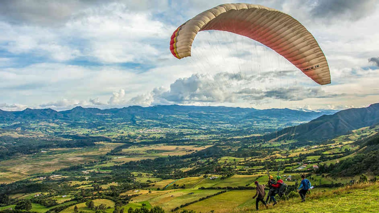 Practicar parapente en Tocancipá permite disfrutar de los paisajes de la Sabana.