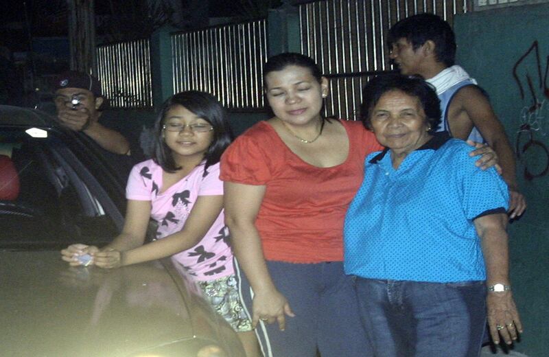 Retrato de un Asesino 

Un hombre armado dispara y asesina al político Reynaldo Dagsa, en el instante en que fotografiaba a su familia, el 31 de diciembre del año pasado. Gracias al retrato, el sicario y su cómplice fueron capturados.
