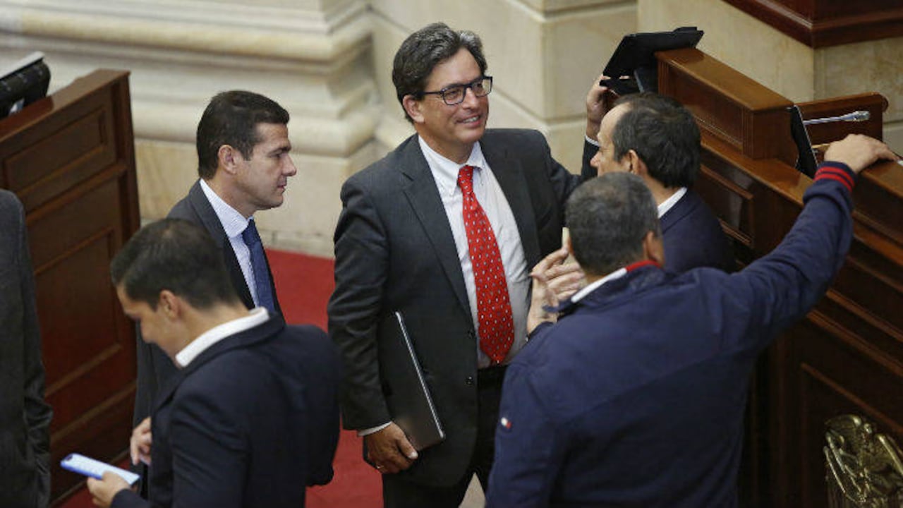 Alberto Carrasquilla (centro), Ministro de Hacienda. Foto: Guillermo Torres-Semana.