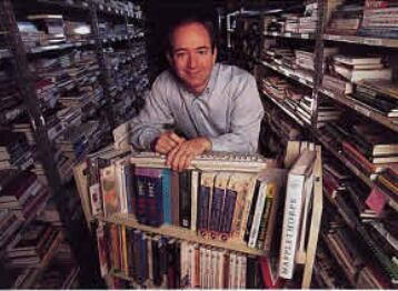 Jeff Bezos, CEO de Amazon.com, que ocupa el puesto 18 de los hombres más ricos del mundo, empezó como empleado de McDonald's.