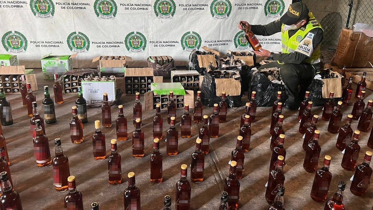 Licor adulterado incautado.