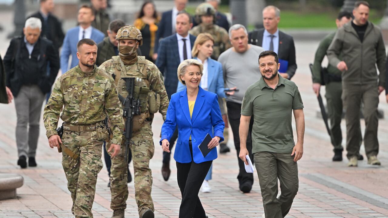 La jefa de la Unión Europea visitó al presidente ucraniano en Kiev. (Photo by Sergei SUPINSKY / AFP)