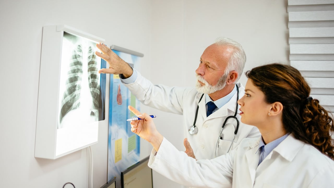 El cáncer en los huesos genera dolor e inflamación.