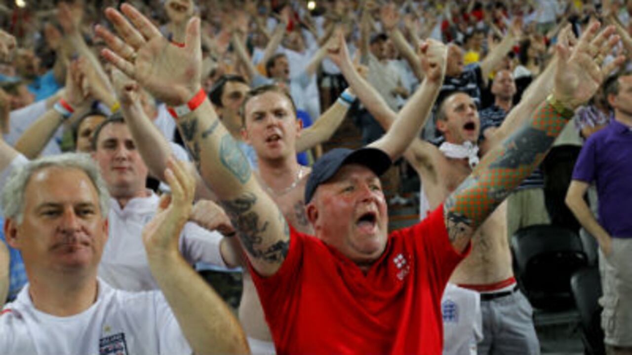 Fanáticos ingleses celebran la clasificación