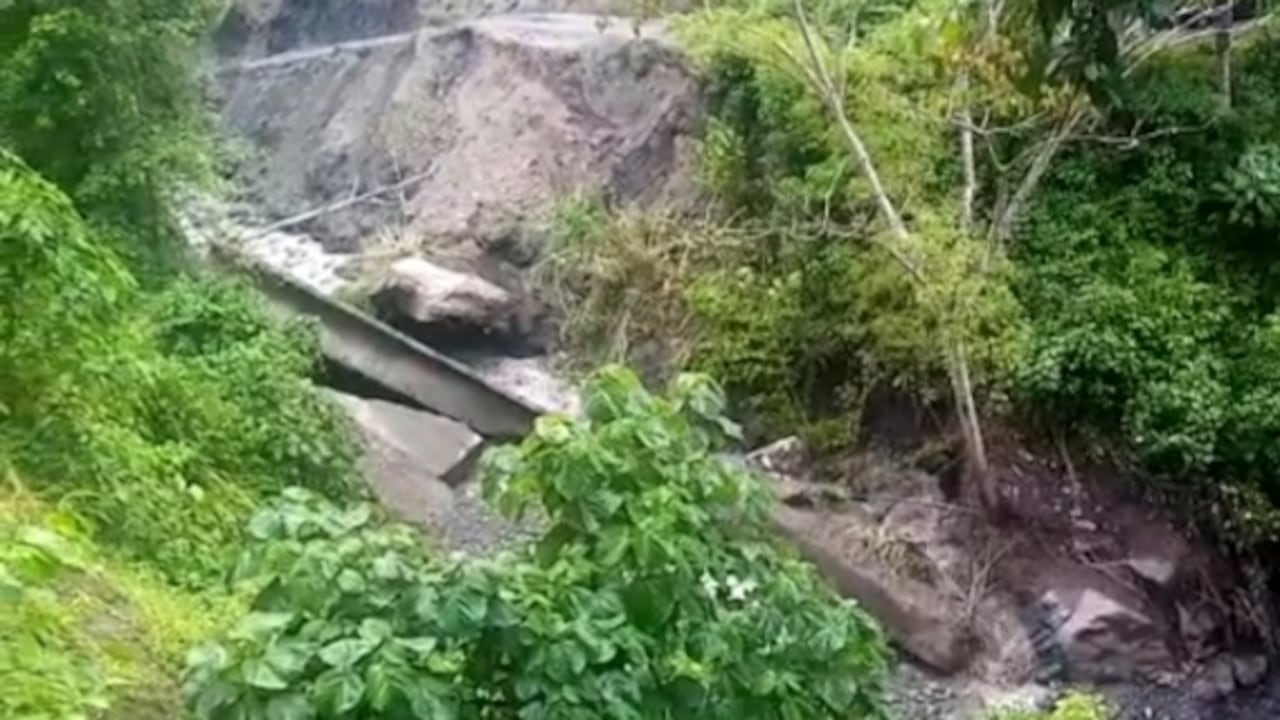 En Dabeiba, municipio del occidente de Antioquia, más de 8.000 habitantes están incomunicados por la caída de un puente, a causa de las fuertes lluvias que no cesan en el departamento.
